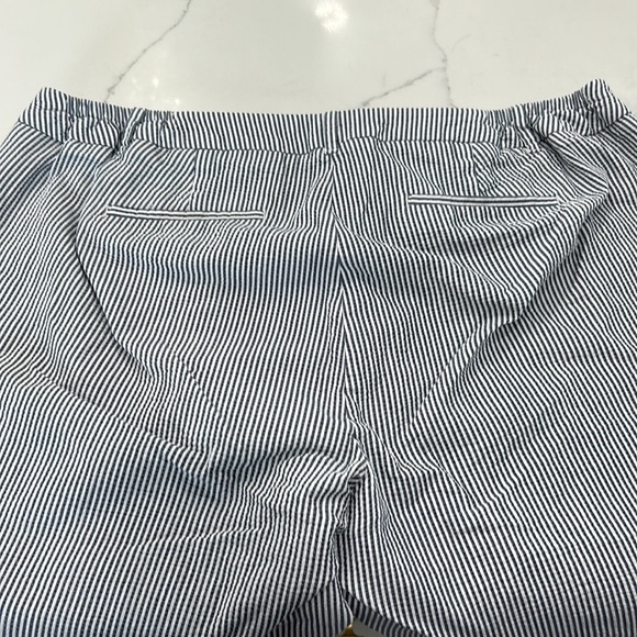 Talbots Blue White Striped Chelsea Capri/ Bermuda Pants. Size 16 P (580) - Picture 7 of 10
